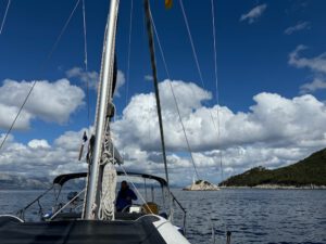 Blick von einem Segelboot auf den Mast und den weiten Himmel – René Fritzsche nutzt das Segeln als Ausgleich für Fokus und klare Entscheidungen in der Energieberatung.